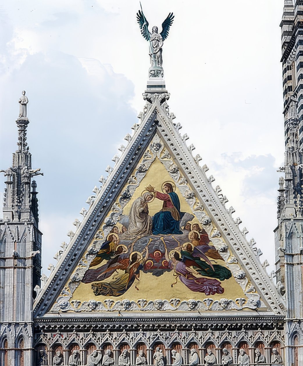Sienská katedrála (Cattedrale di Santa Maria Assunta). 1215-1263. Detail: Mozaika s korunovací Marie. 1878 od Alessandro Franchi