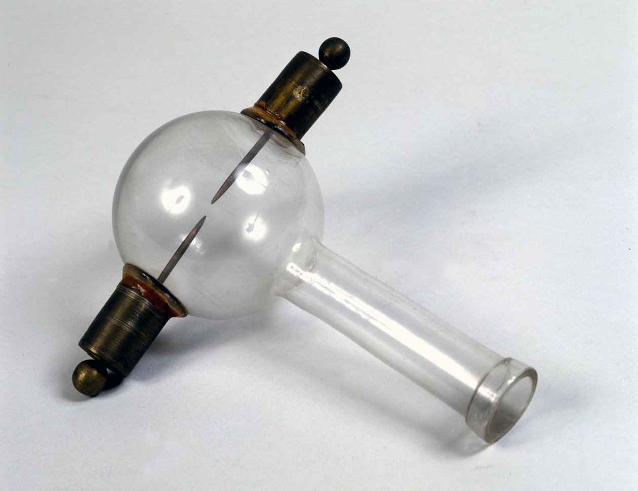 Elektrická pistole Alessandra (Alexandra) Volty zapalovala metan. Muzeum vědy a techniky, Milán. od Alessandro Volta