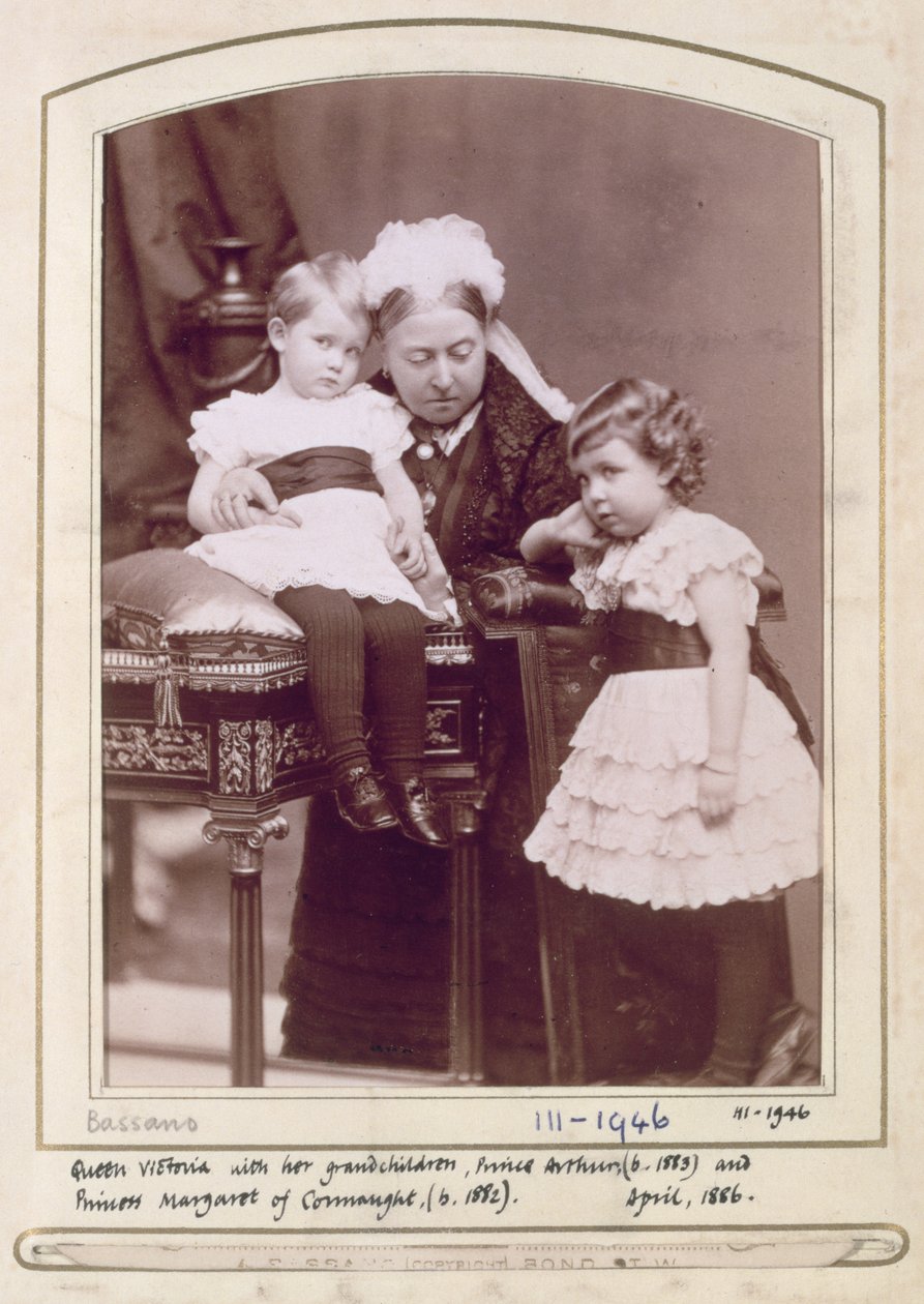 Královna Viktorie (1819-1901) se svými vnoučaty, princem Arthurem (nar. 1883) a princeznou Margaret z Connaughtu (nar. 1882) duben 1886 (sépiová fotografie) od Alexander Bassano