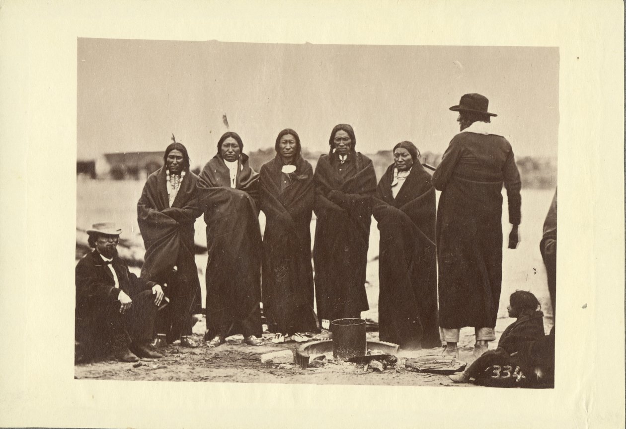 Tashunkakokip (Starý muž, který se bojí svých koní) a jeho náčelníci, Oglala, 1868 (tisk alba) od Alexander Gardner