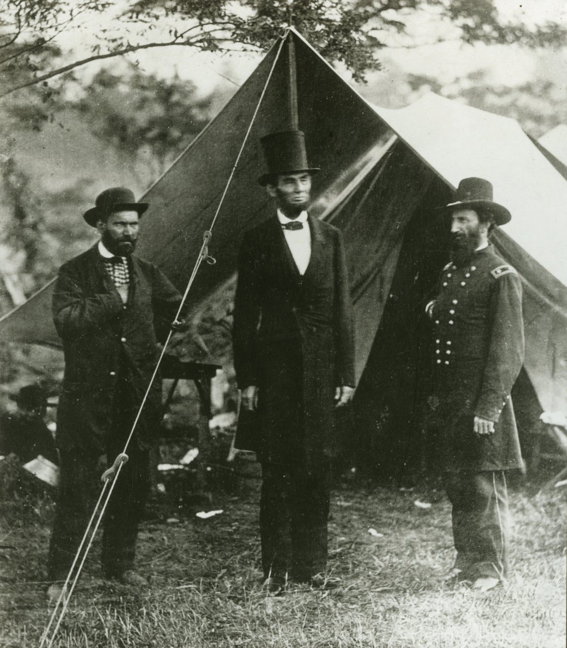 Abraham Lincoln s Allanem Pinkertonem a generálmajorem Johnem A. McClernandem, 1862 od Alexander Gardner
