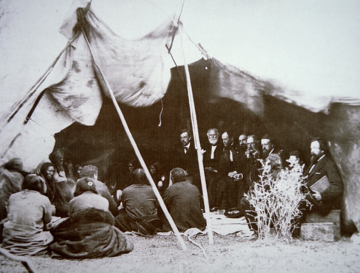 Generál William T. Sherman (1820-91) předsedá smlouvě z Fort Laramie s náčelníkem Red Cloud, duben 1868 (černobílá fotografie) od Alexander Gardner
