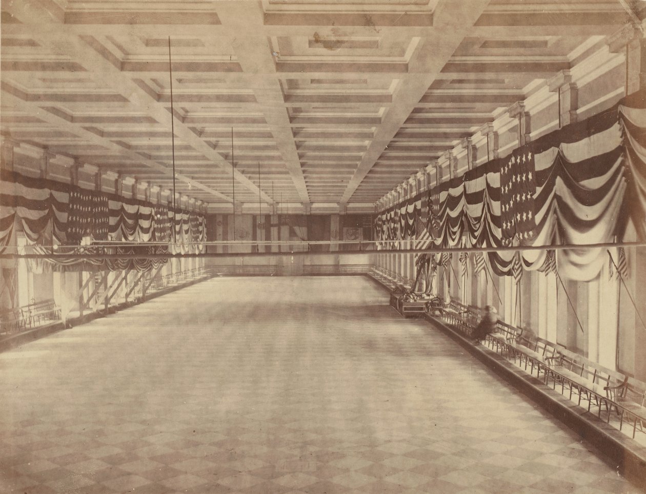[Pohled do interiéru tanečního sálu pro Lincolnův druhý inaugurační ples], březen 1865. od Alexander Gardner