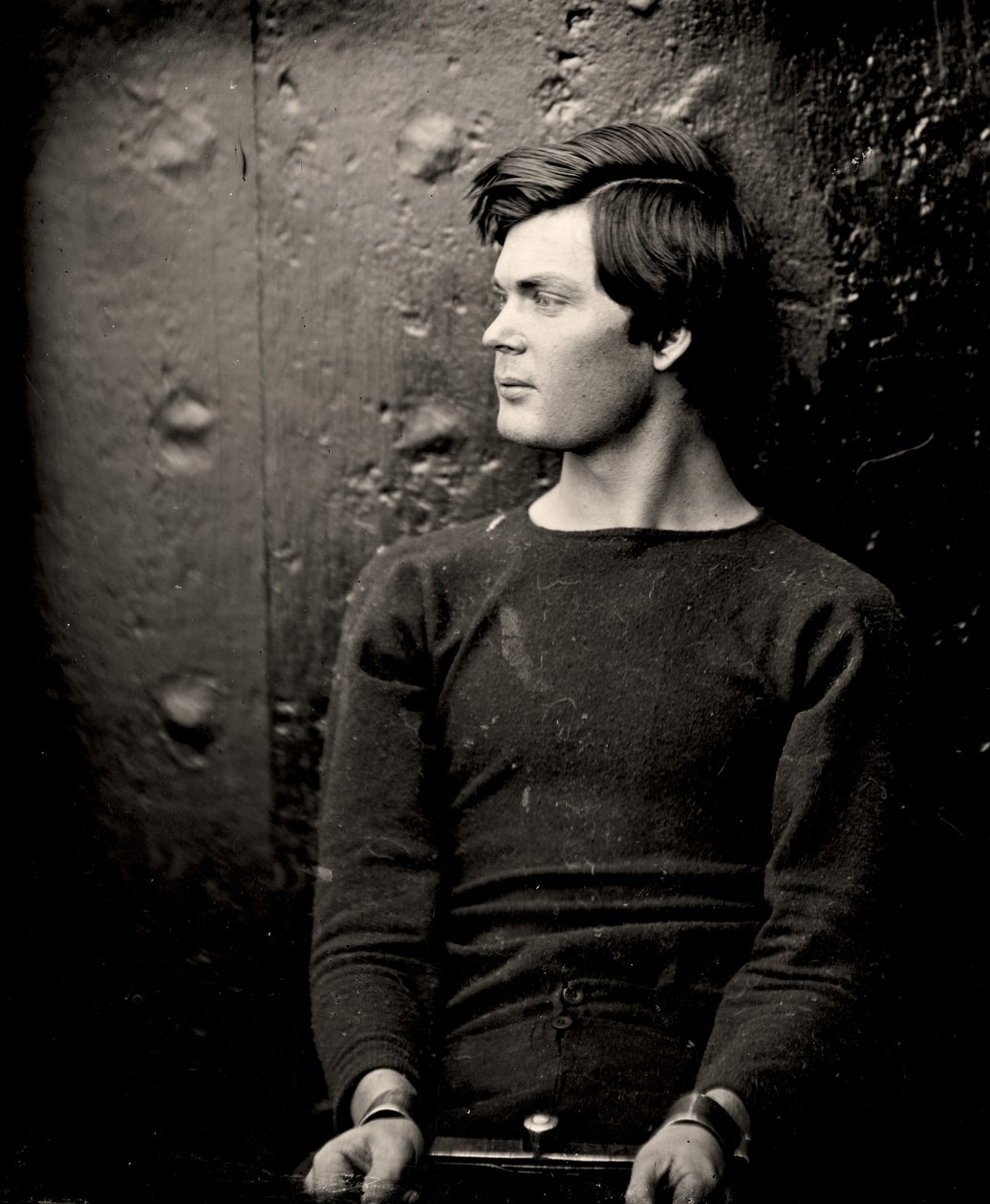 Lewis Powell v žehličkách na zápěstí na palubě USS Saugus, 1865 od Alexander Gardner