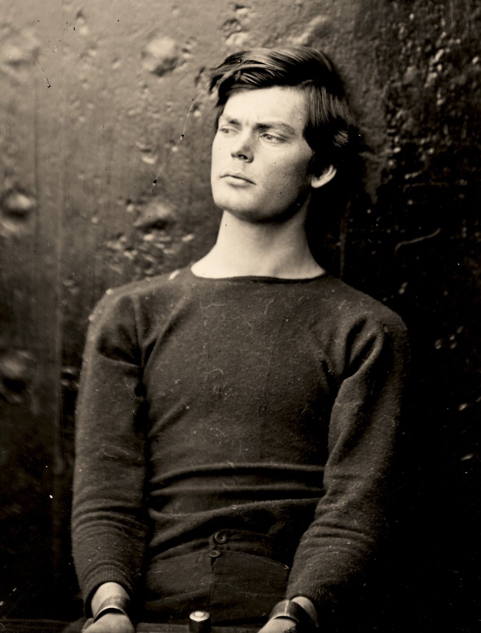 Lewis Powell v žehličkách na zápěstí na palubě USS Saugus, 1865 od Alexander Gardner