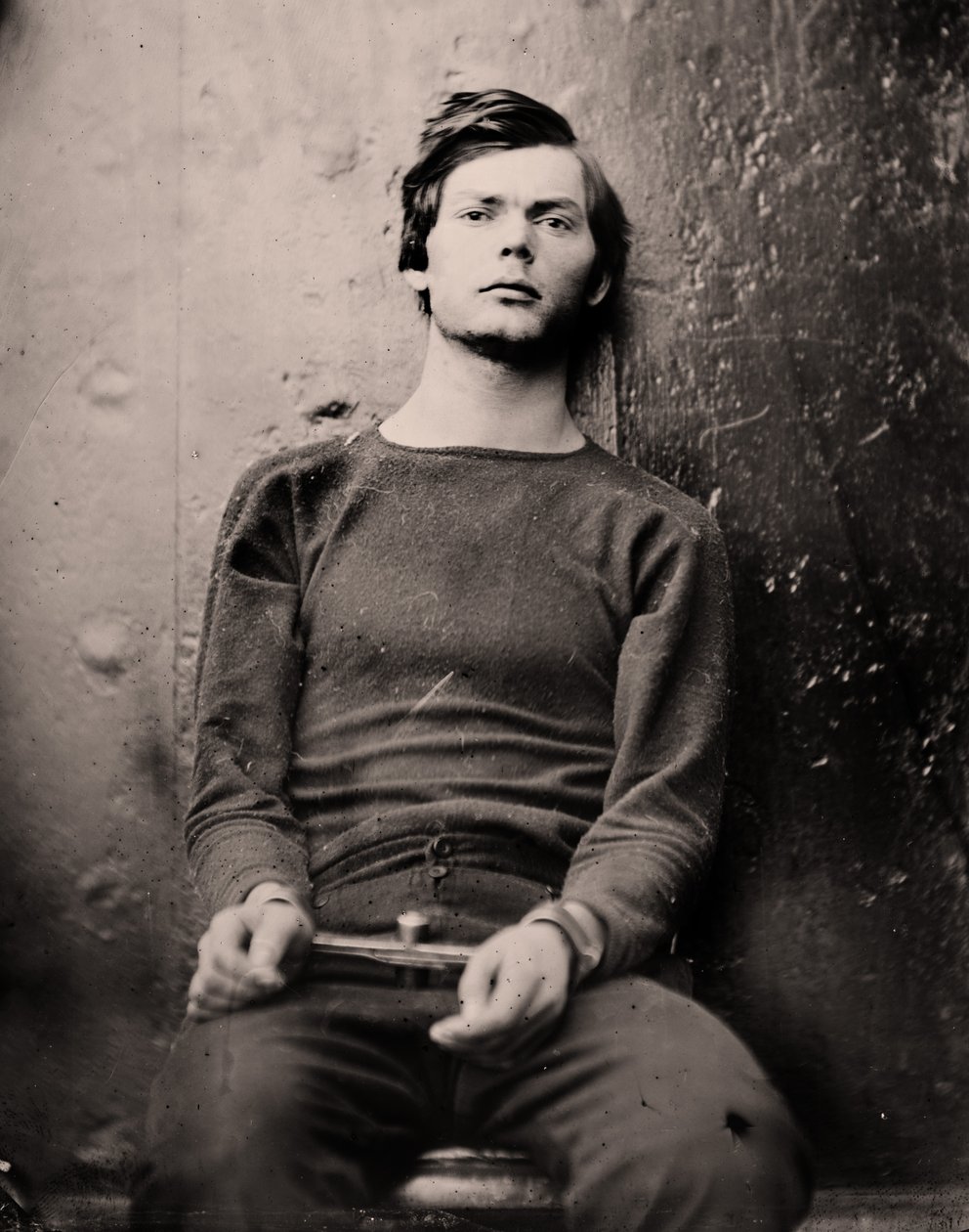 Lewis Powell v žehličkách na zápěstí na palubě USS Saugus, 1865 od Alexander Gardner