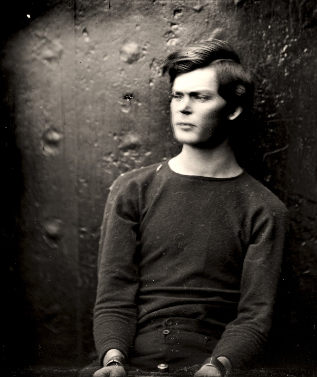 Lewis Powell v žehličkách na zápěstí na palubě USS Saugus, 1865 od Alexander Gardner