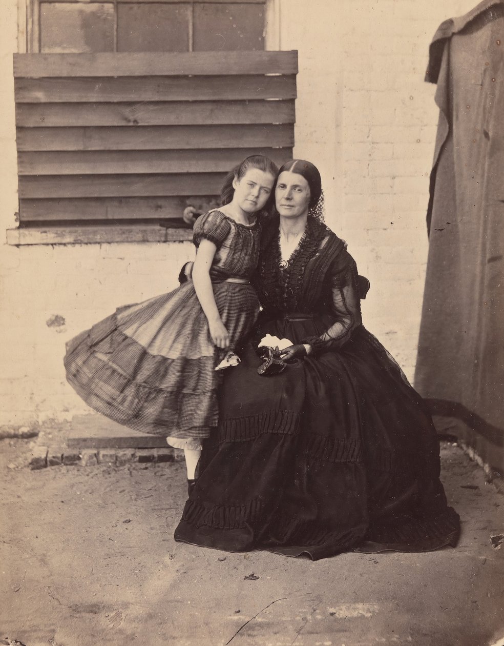 Paní Greenhowová a dcera, uvězněná ve Starém Kapitolu, Washington, 1862. od Alexander Gardner