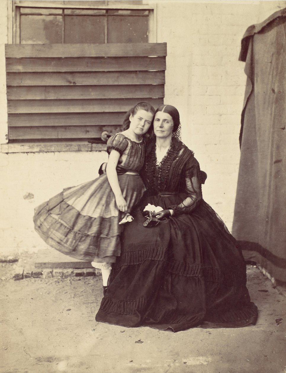 Paní Greenhowová a dcera, uvězněná ve Starém Kapitolu, Washington, 1862. od Alexander Gardner