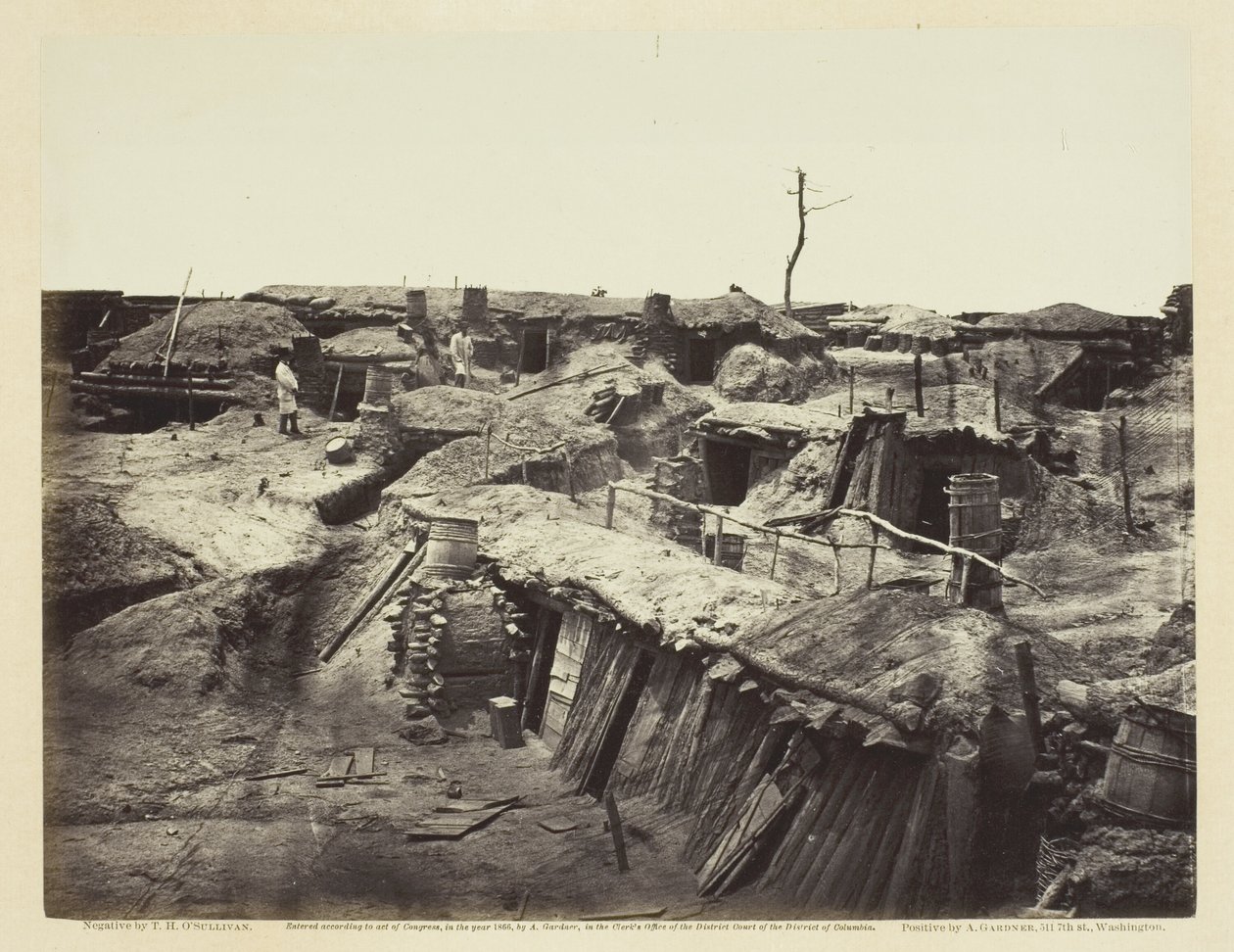 Quarters of Men ve Fort Sedgwick, květen 1865. od Alexander Gardner