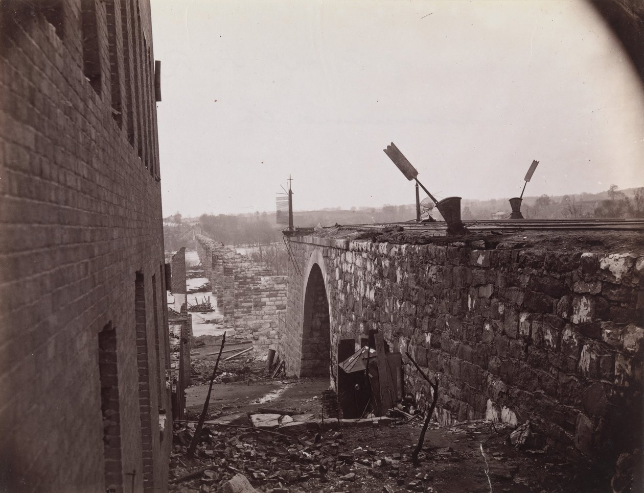 Ruiny Richmond & Petersburg Railroad Bridge, Richmond, Virginia, ca. 1865. od Alexander Gardner