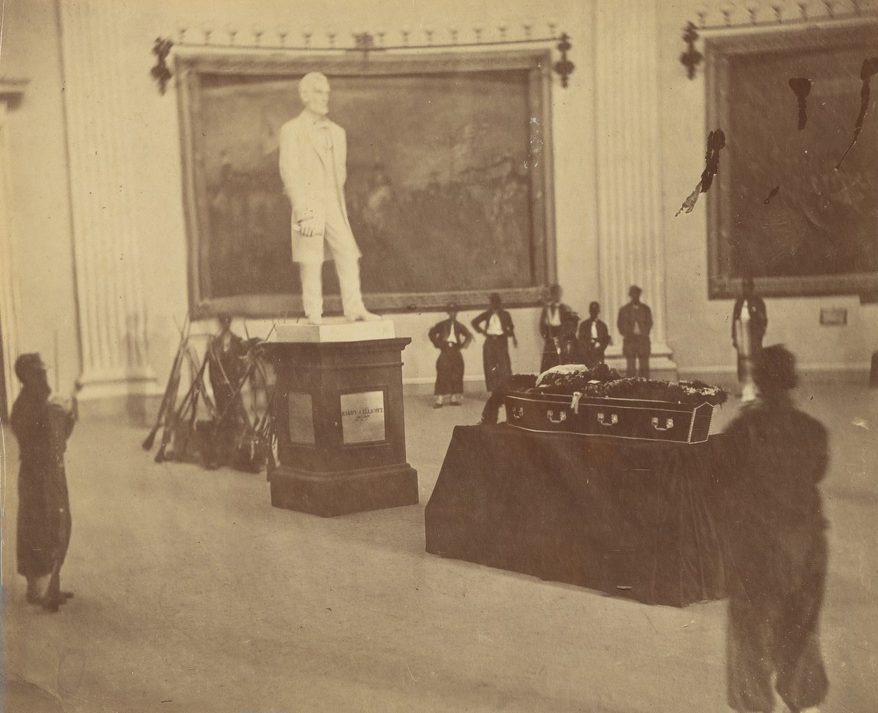 [Thaddeus Stevens ležící ve státě v rotundě Kapitolu ve Washingtonu], 1867. od Alexander Gardner