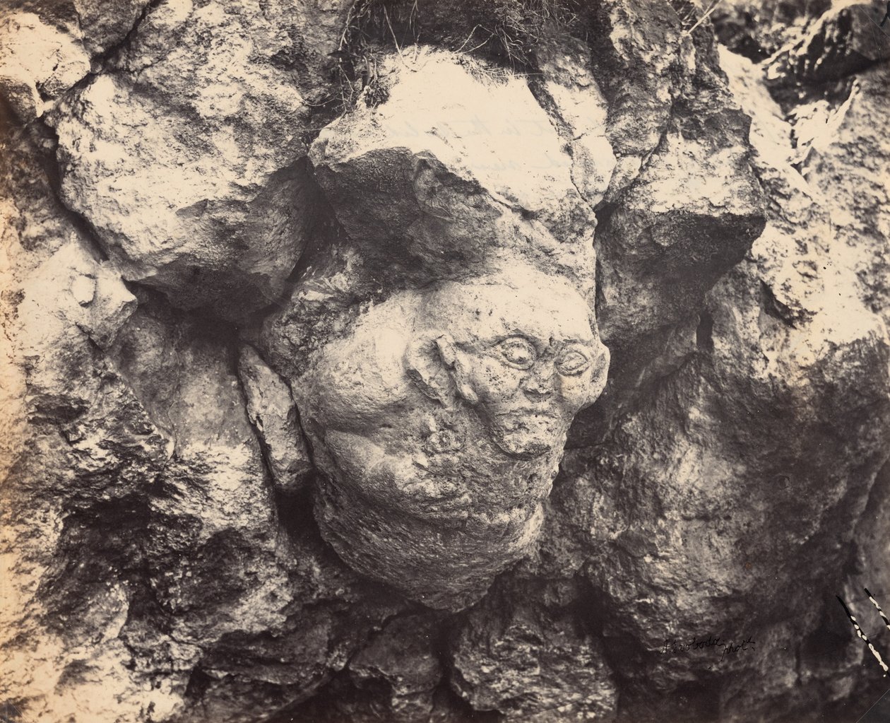 Obrovská hlava vytesaná do skály, nedávno objevená u Smyrny u vchodu do jeskyně, 1866 (foto) od Alexander Sandor Svoboda