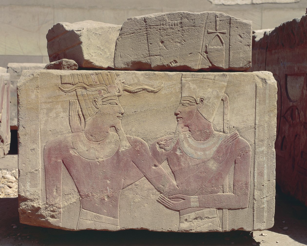 Egypt, Karnak, malovaný reliéf Hatšepsut jako faraona a boha Amona od Nicolas Toussaint Charlet