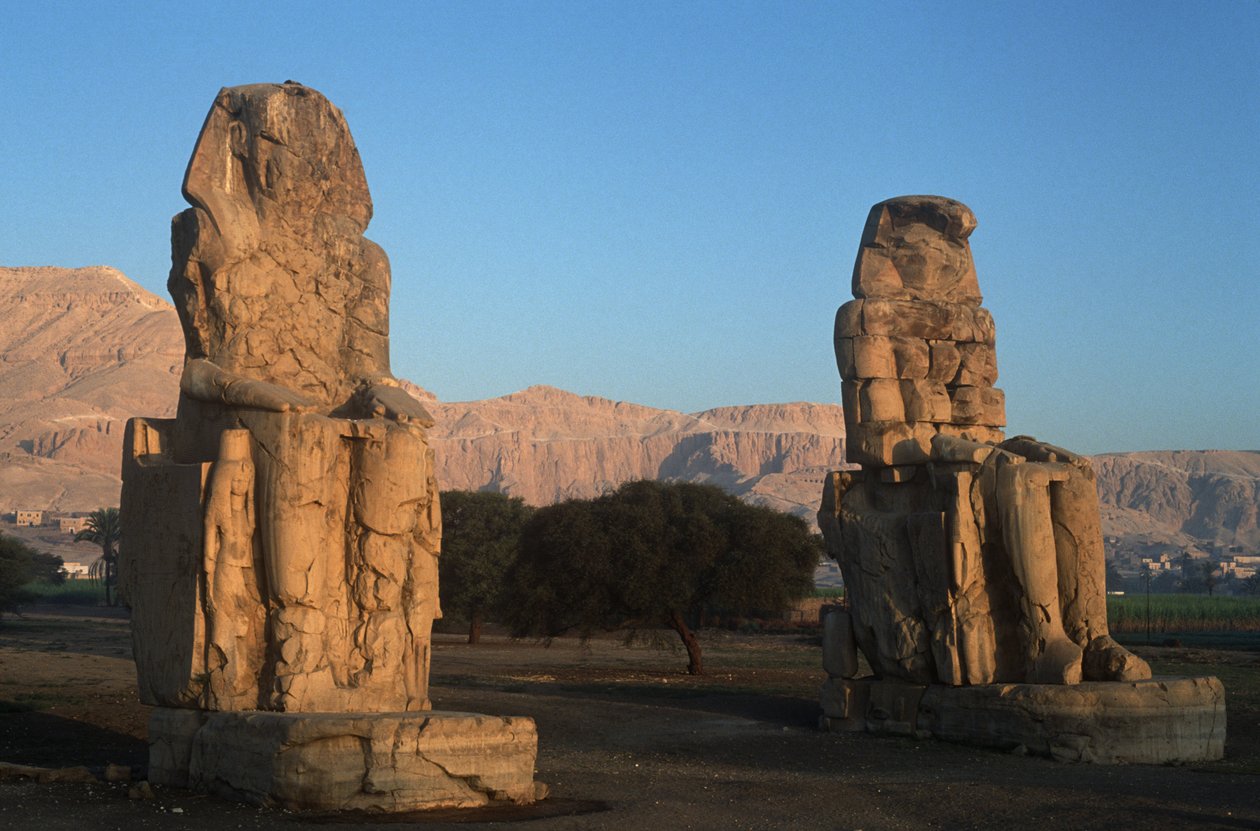 Egypt, starověké Théby, sochy Amenhotepa III. Kolosy Memnonovy od Nicolas Toussaint Charlet