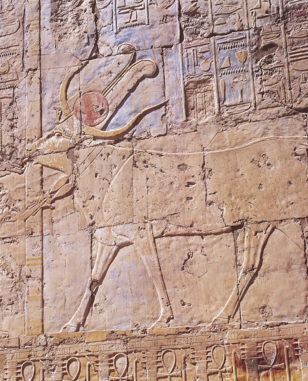 Malovaný reliéf bohyně Hathor v podobě krávy od Nicolas Toussaint Charlet