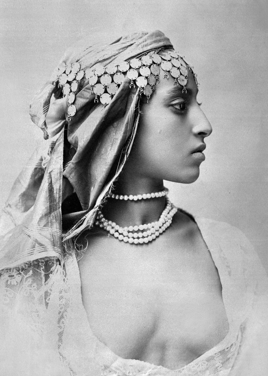 Mladá alžírská žena, asi 1890-1900 (čb fotografie) od Alexandre Leroux