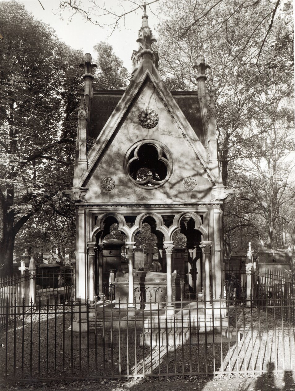 Hrobka Abelarda a Heloise, postavená v roce 1817 od Alexandre Marie Lenoir