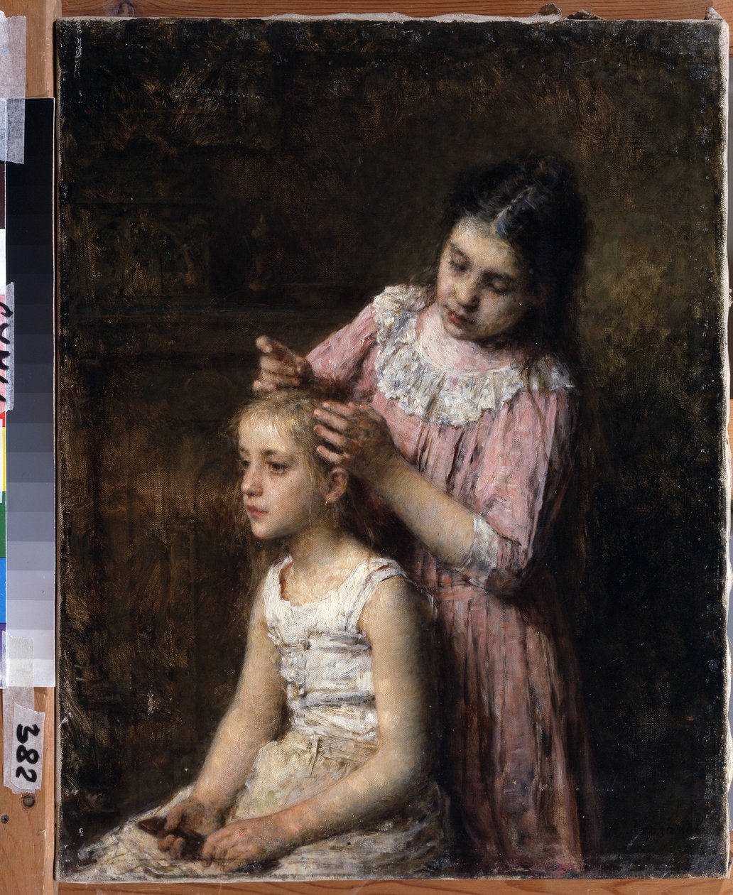 Dvě sestry (Dvě sestry). Nejstarší se snaží udělat vlasy nejmladšímu. Obraz Alexeje Alexejeviče Charlamova (1840-1922), olej na plátně od Alexei Alexeyevich Kharlamov