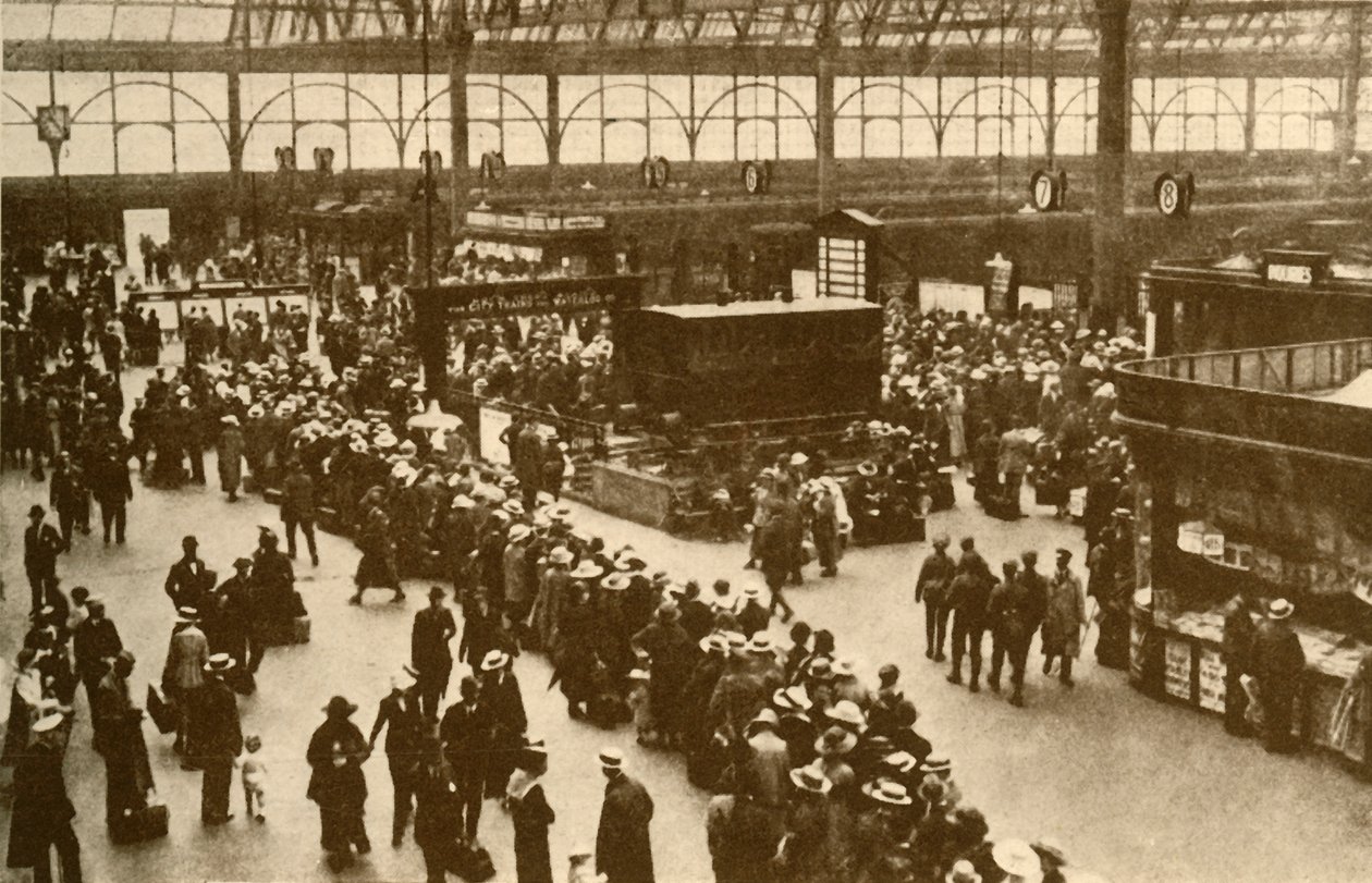 Fronta dovolenkářů čekajících na vlaky na nádraží Waterloo, Londýn, 1930. od Alfieri