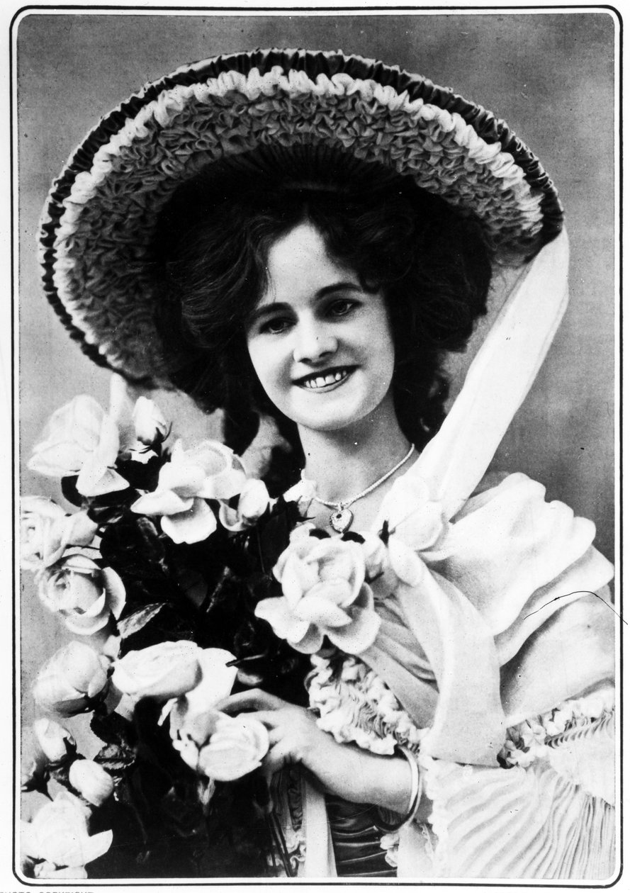 Slečna Gertie Millar, kolem roku 1910 od Alfred Ellis & Walery