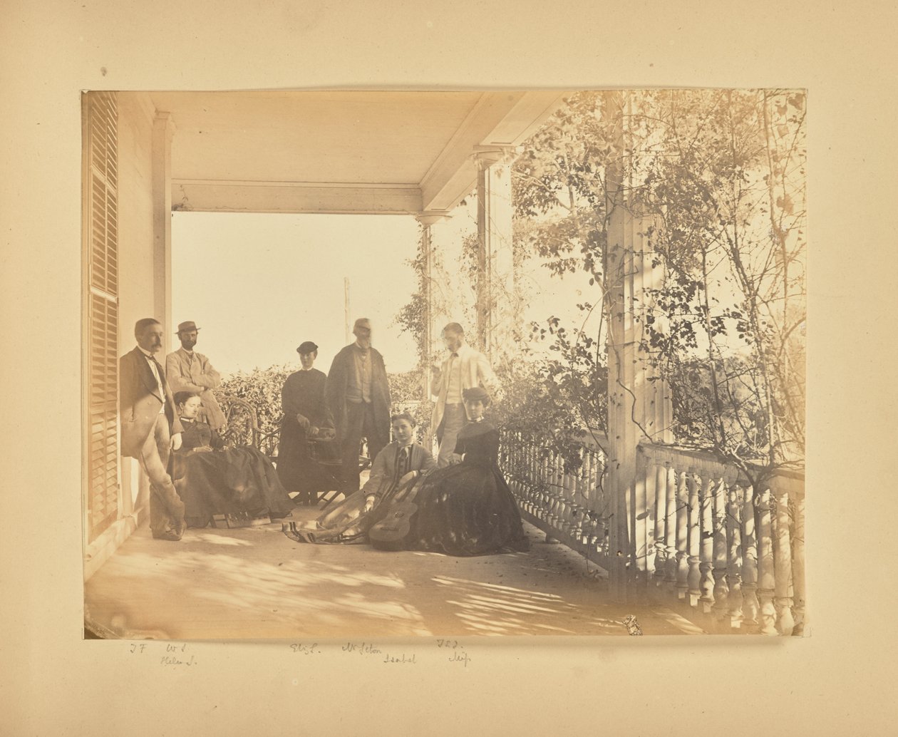 [Skupinový portrét na verandě] od Alfred Booth