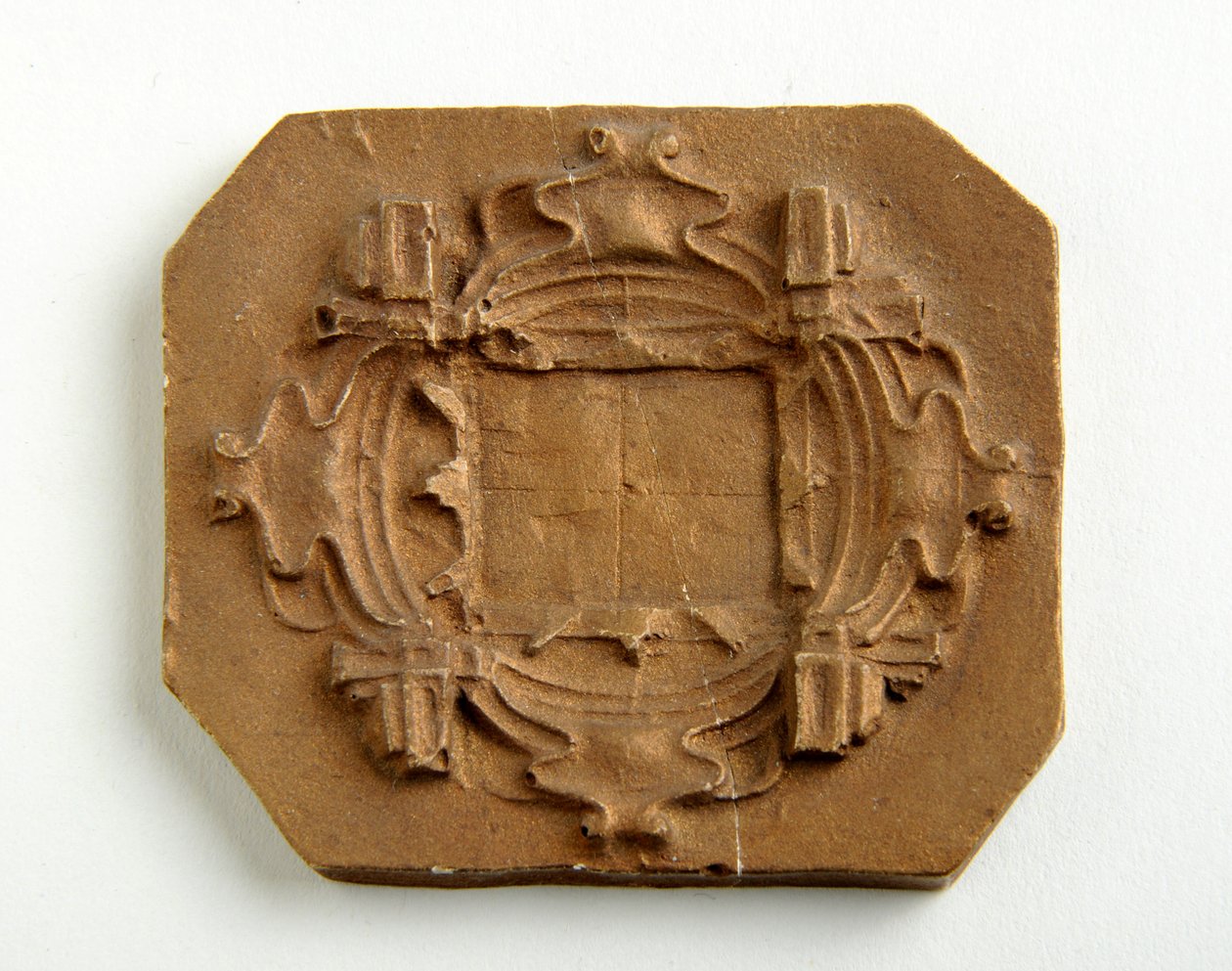 Maketa pro osmihrannou plaketu (zlacená omítka) od Alfred Gilbert