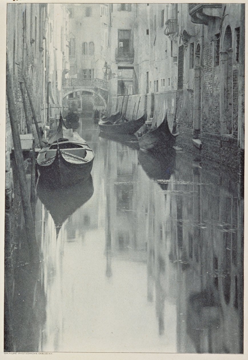 A Bit of Venice, negativ 1894, vydáno 1898 (tónovaný hlubotisk) od Alfred Stieglitz