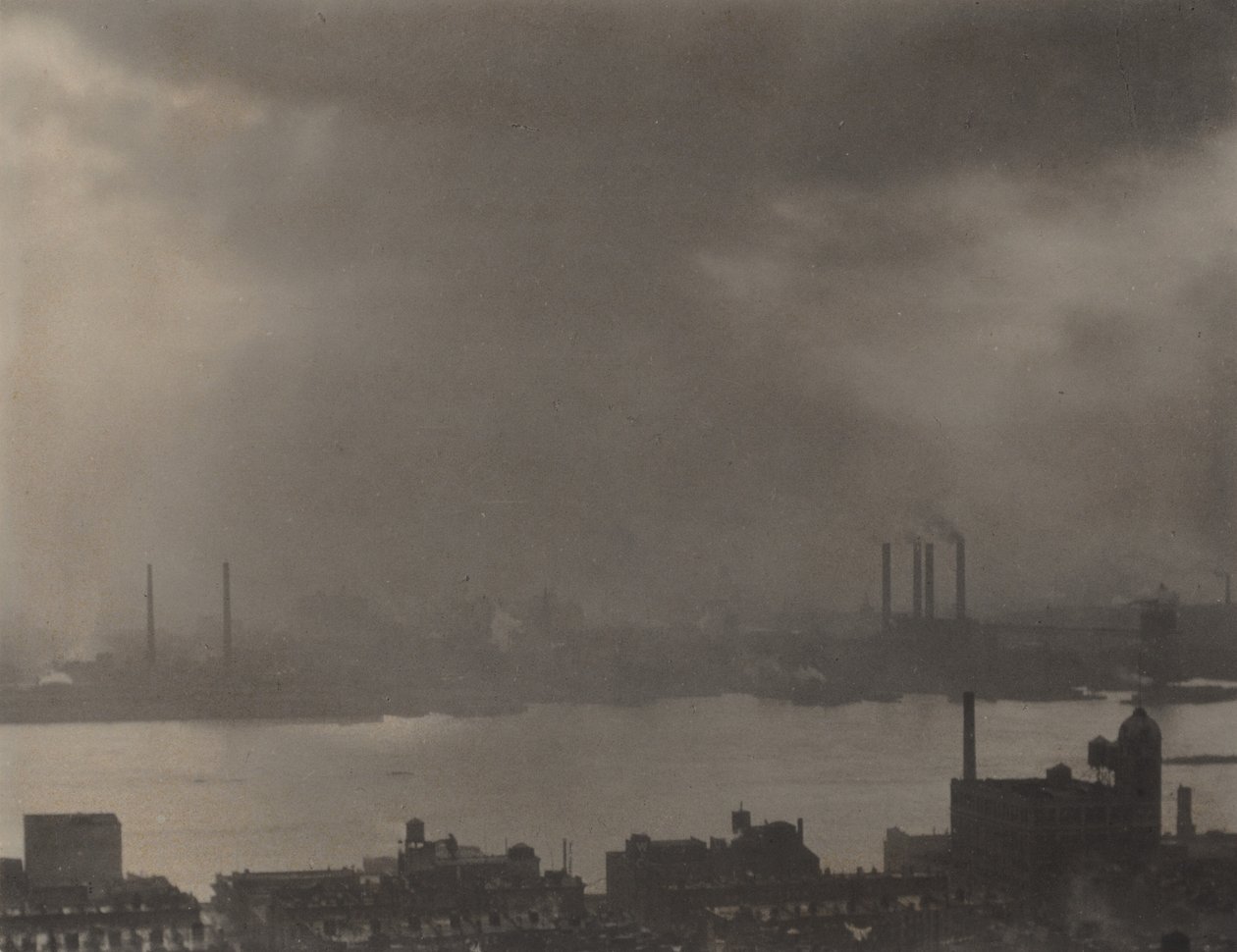 Z města Shelton ve státě New York, pohled na východ od Alfred Stieglitz