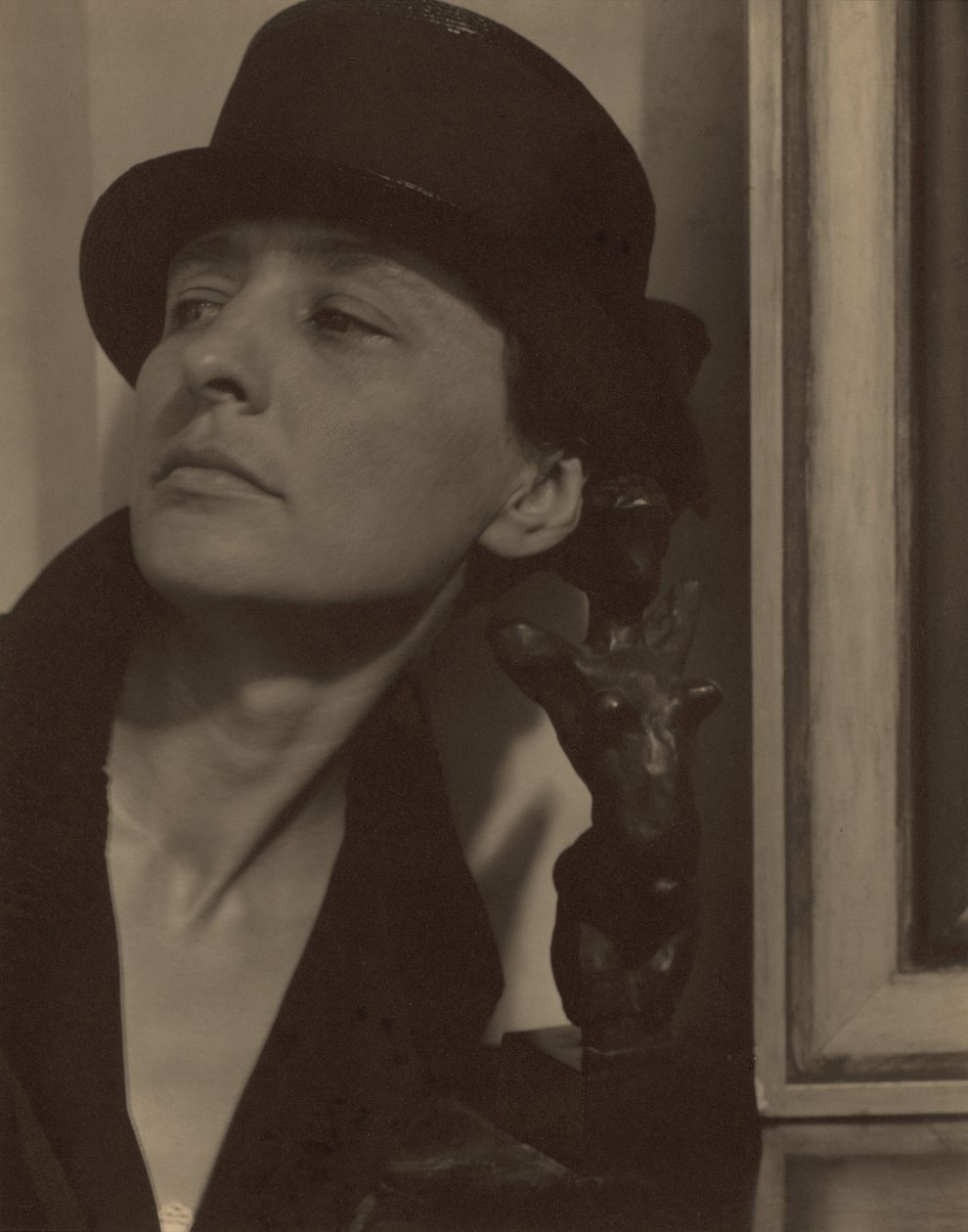 Georgia O’Keeffe s Matissovou sochou od Alfred Stieglitz