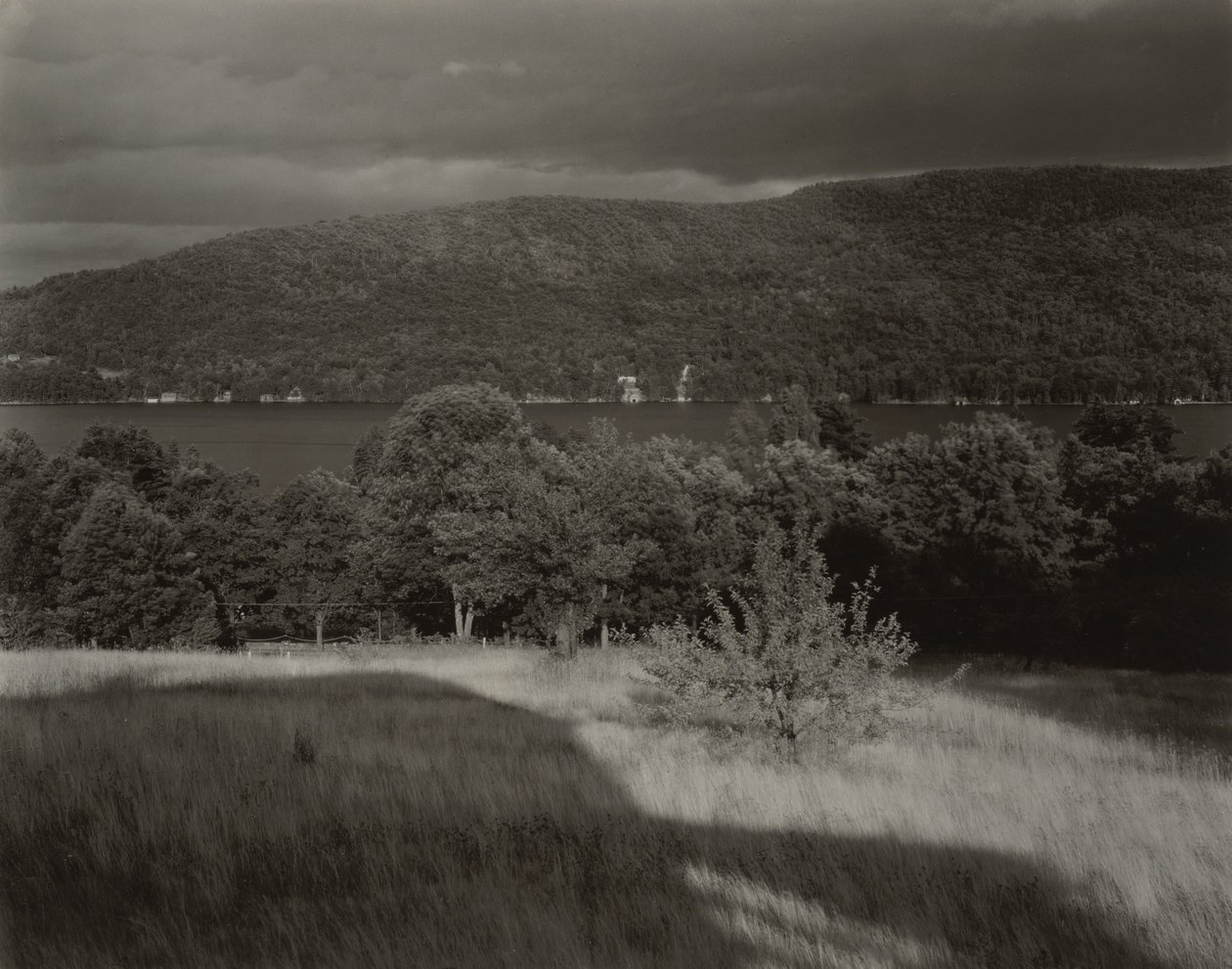 Jezero George z kopce od Alfred Stieglitz