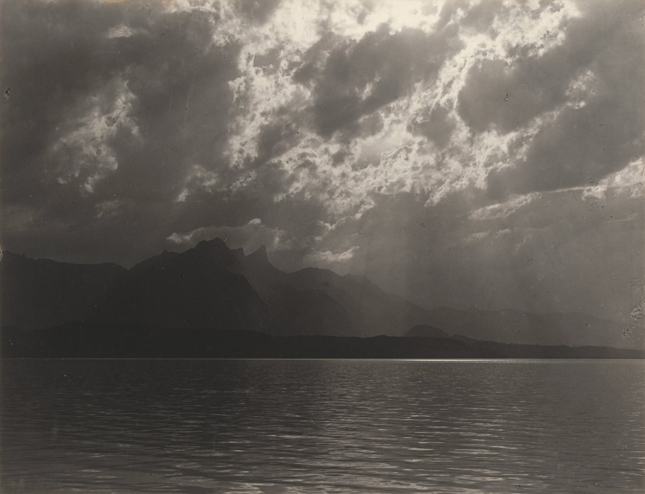 U Thunského jezera ve Švýcarsku od Alfred Stieglitz