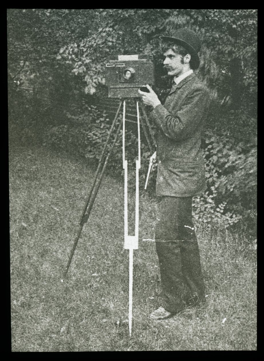 Autoportrét s fotoaparátem, stativem a pistolí od Alfred Stieglitz
