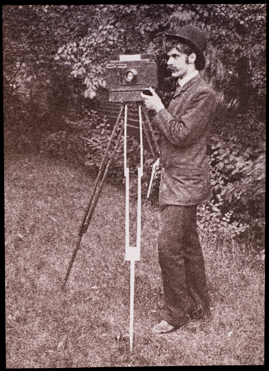 Autoportrét s fotoaparátem, stativem a pistolí od Alfred Stieglitz