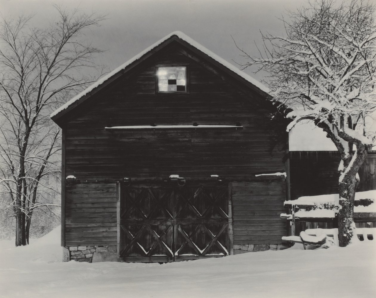 Černá stodola a bílý sníh od Alfred Stieglitz