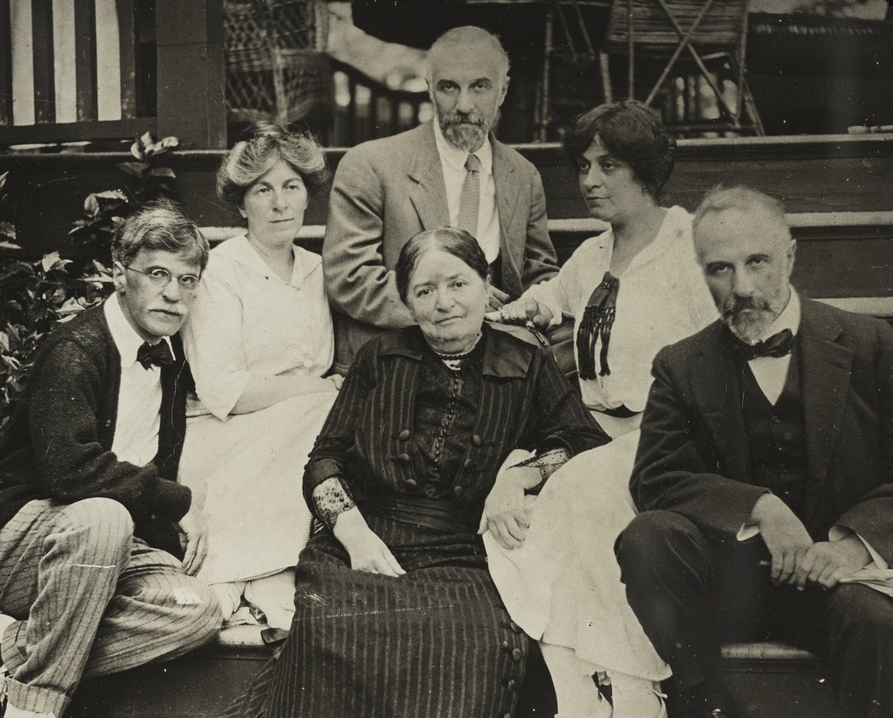 Bez názvu (Stieglitz, Agnes, matka Hedwig, Julius, Selma a Lee na schodech Oaklawn) od Alfred Stieglitz