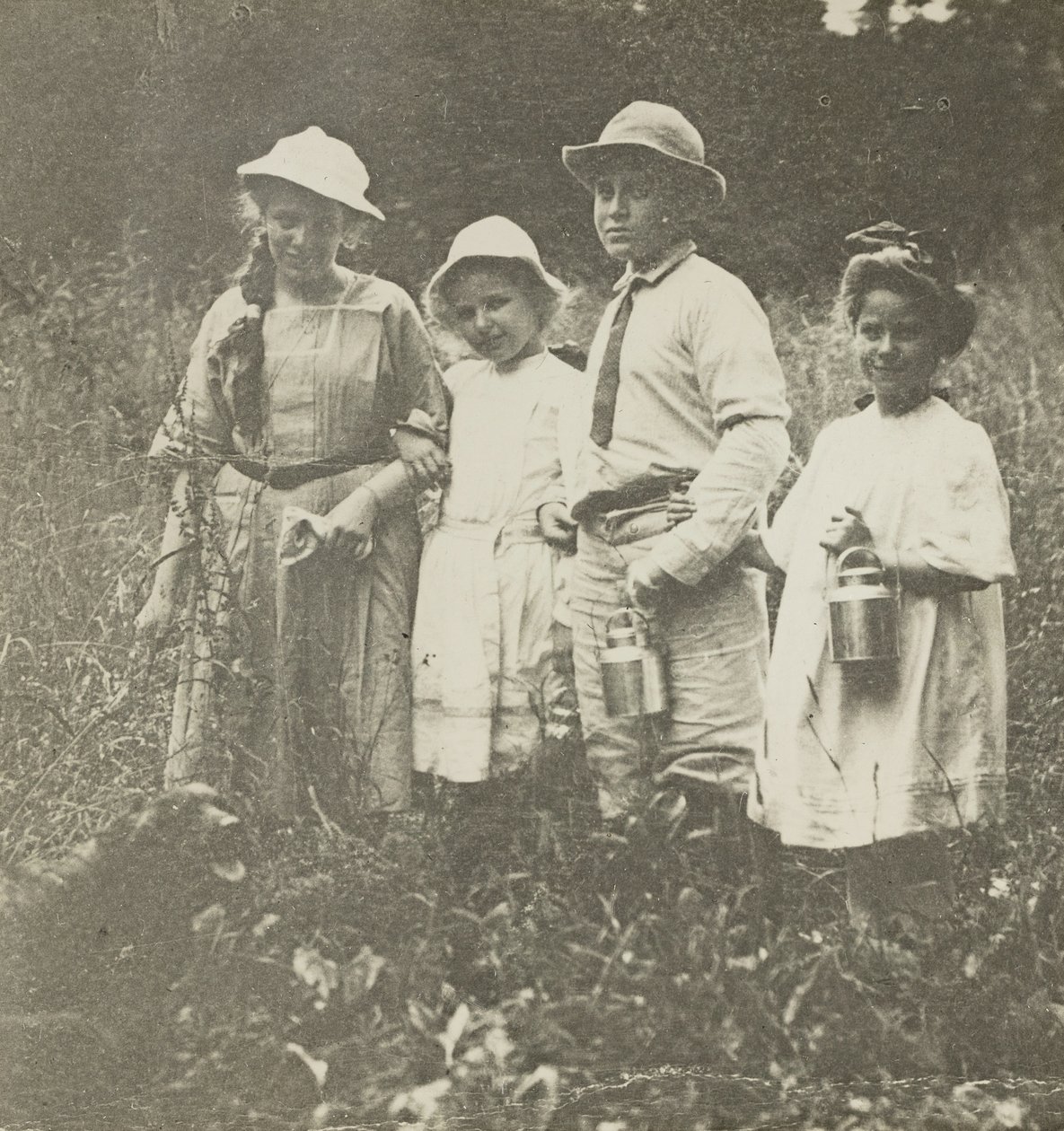 Bez názvu Flora, Elizabeth, Howard & Kitty v poli Lake George, 190305. od Alfred Stieglitz