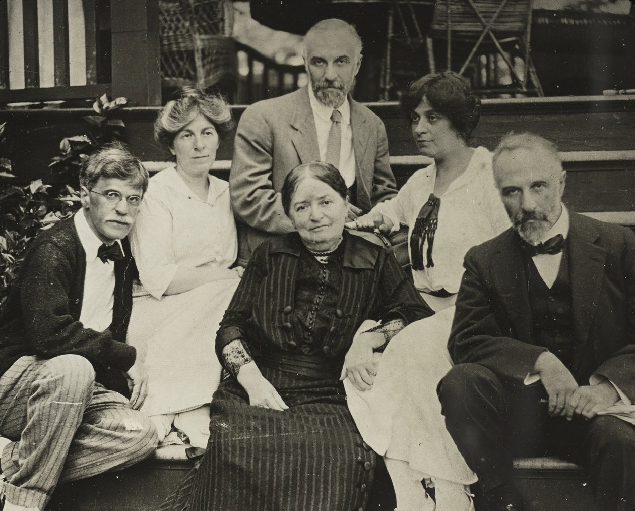 Bez názvu Stieglitz, Agnes, matka Hedwig, Julius, Selma a Lee na schodech Oaklawn, 1910 nebo 1912. od Alfred Stieglitz