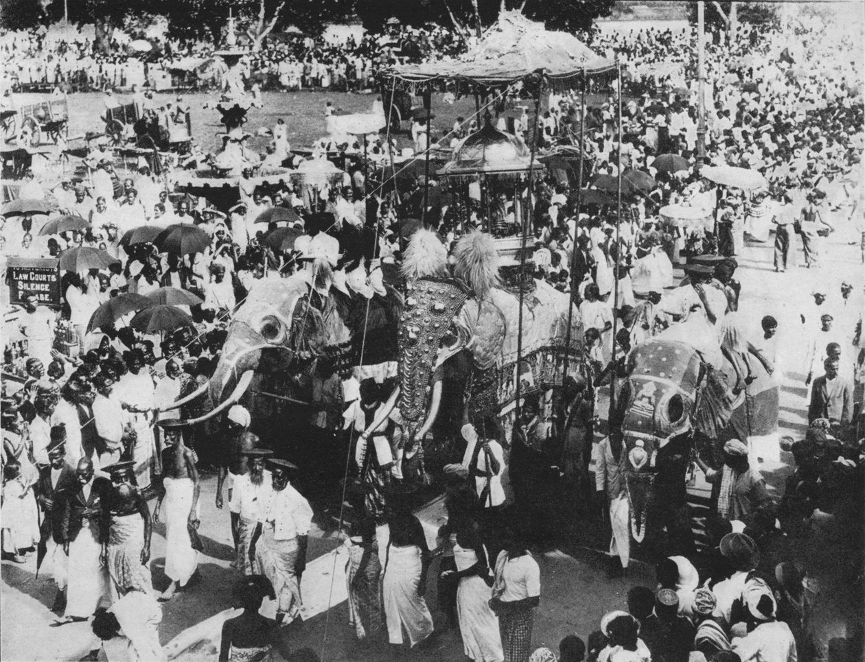 Posvátný slon v procesí Perahera, Kandy, Ceylon, c1890, 1910 od Alfred William Amandus Plate