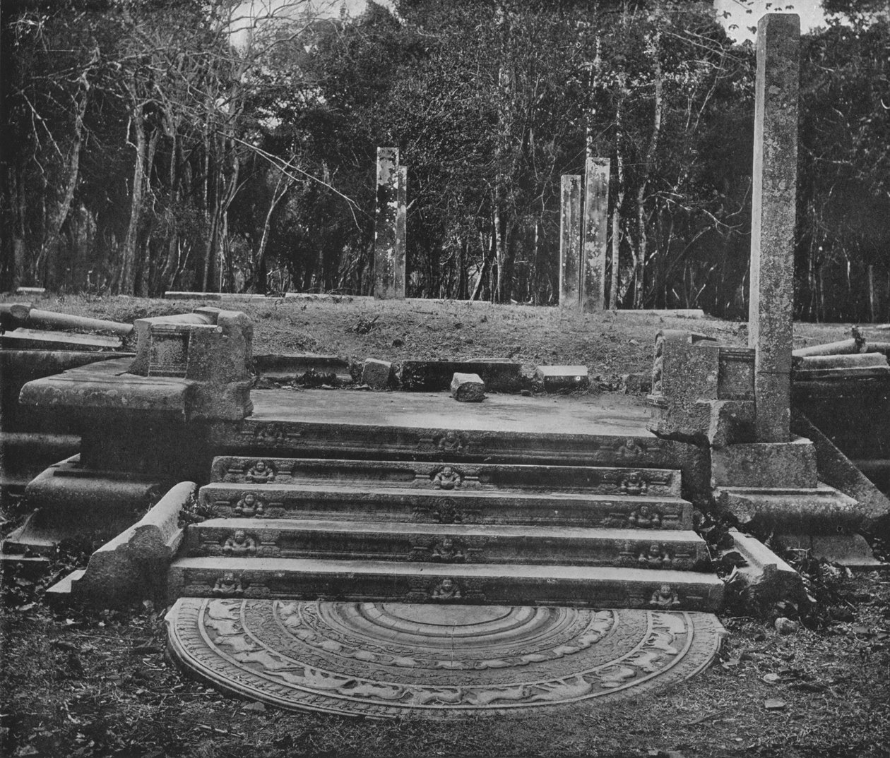 Zničená města Anuradhapura. Měsíční kámen a kroky, c1890, 1910 od Alfred William Amandus Plate