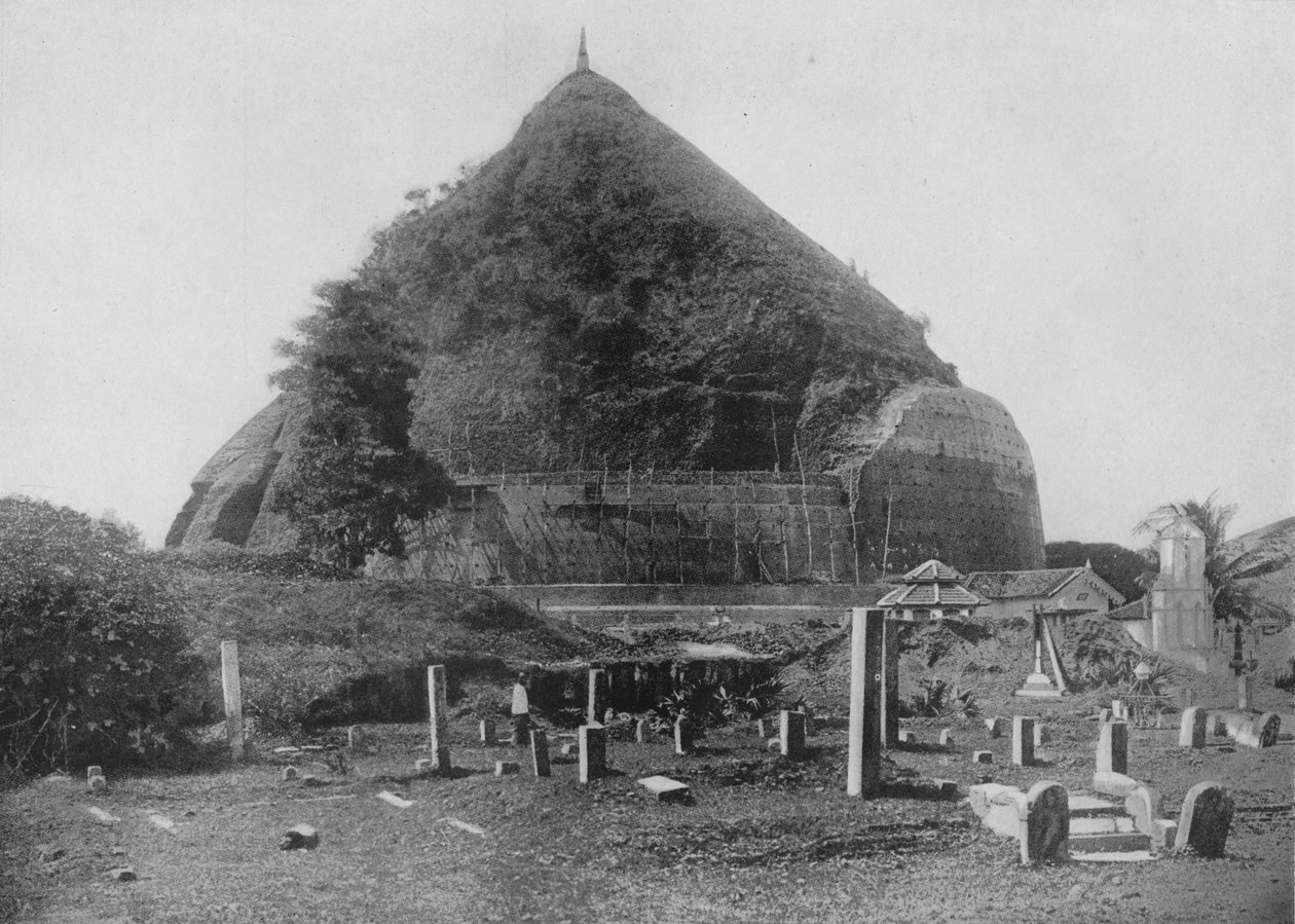 Zničená města Anuradhapura. Ruanwella Dagoba, Elephant Platform, c1890, 1910 od Alfred William Amandus Plate