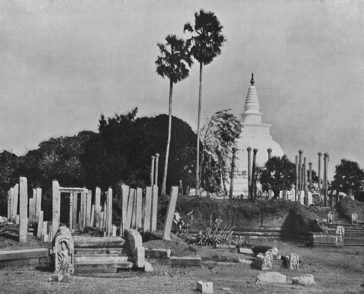 Zničená města Anuradhapura. Thuparama Dagoba, c1890, 1910 od Alfred William Amandus Plate