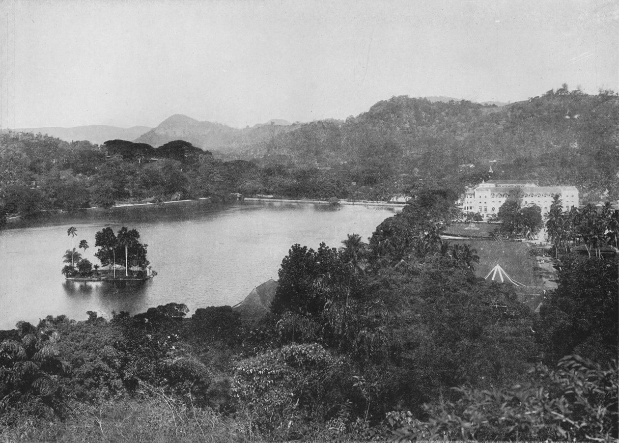 Pohled na jezero Kandy z Lady Hortons Drive, Kandy, c1890, 1910 od Alfred William Amandus Plate