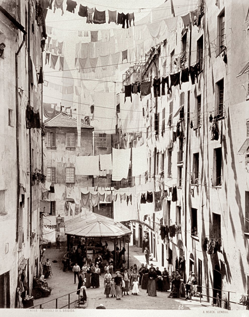Pohled na malé náměstí Piazza dei Truogoli di Santa Brigida, c.1895 od Alfredo Noack