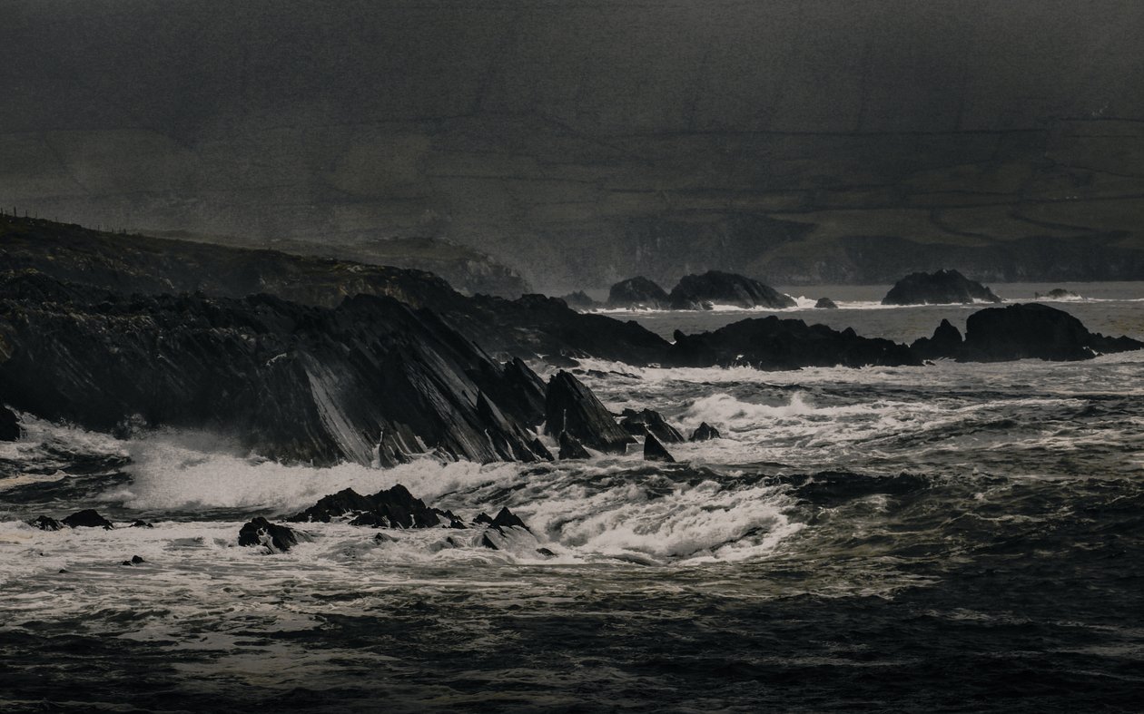 Cliffs Near Inch, 2018 (ručně malovaná fotografie) od Alice Gur-Arie