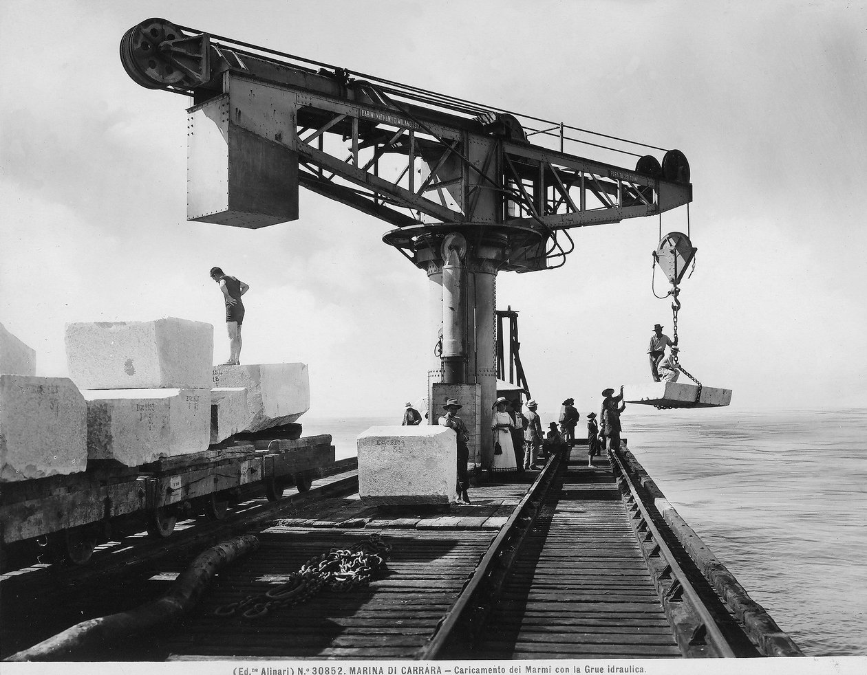 Nakládání bloků mramoru hydraulickým jeřábem v Marina di Carrara (černobílé foto) od Fratelli Alinari