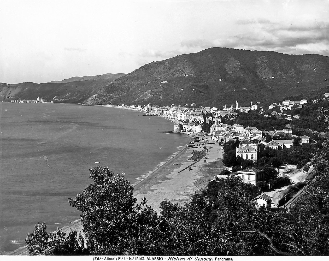 Panoramatický pohled na město Alassio, provincie Savona, cca 1915-20 (černobílá fotografie) od Fratelli Alinari