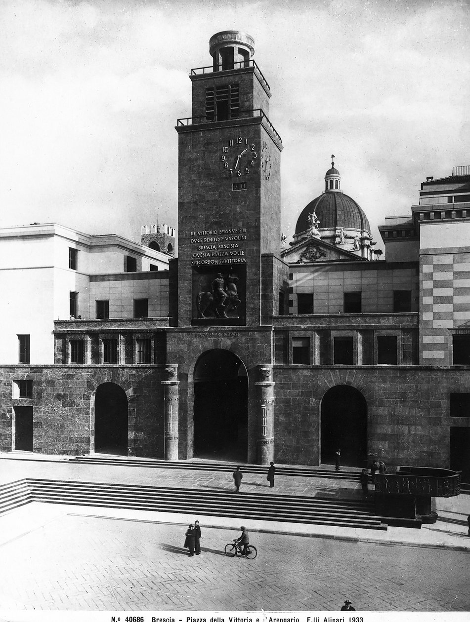Piazza della Vittoria s Mussoliniho věží, Brescia (čb fotografie) od Fratelli Alinari