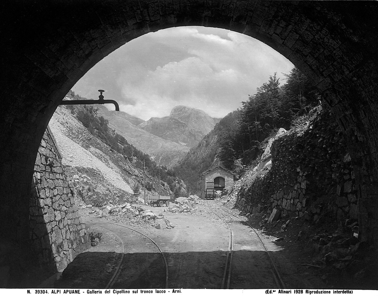 Tunel Cipollaio na železničním úseku Arni-Iacco v Apuánských Alpách v provincii Lucca (č/b foto) od Fratelli Alinari