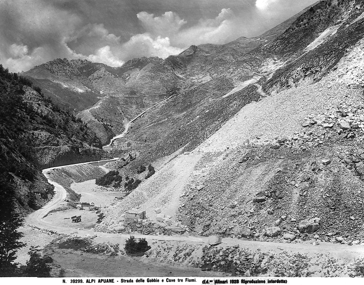 Pohled na Gobbie road s mramorovými lomy v lokalitě Tre Fiumi v Apuánských Alpách v Garfagnana (LU) (č/b foto) od Fratelli Alinari